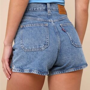 Levi’s 80s mom medium wash button fly high rise shorts size 31